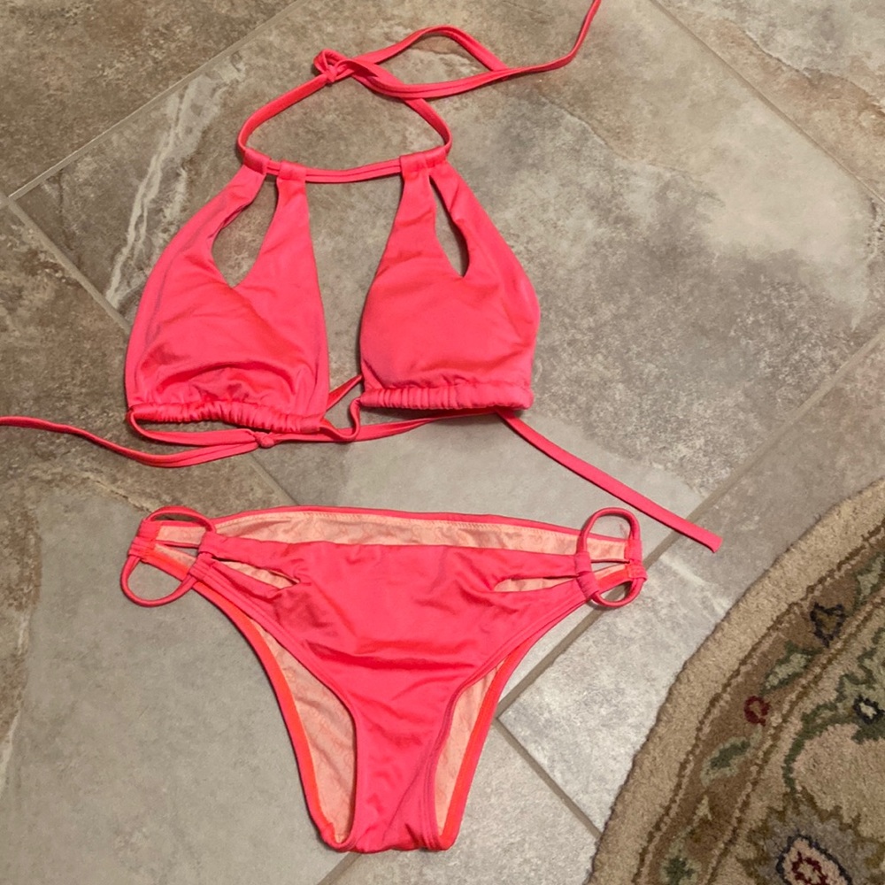 New unworn Victoria’s Secret bikini. Top is large, bottom is medium. Gorgeous!!!